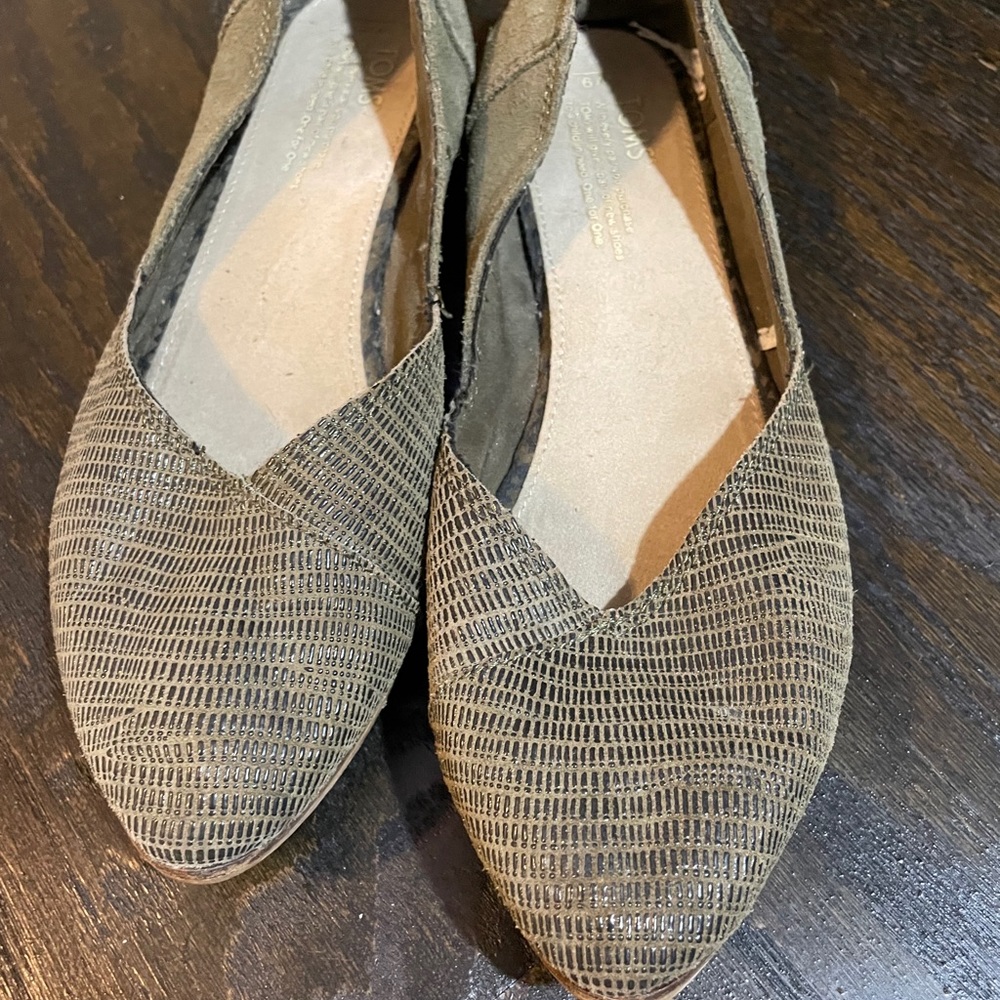 Tom’s green flats size 9